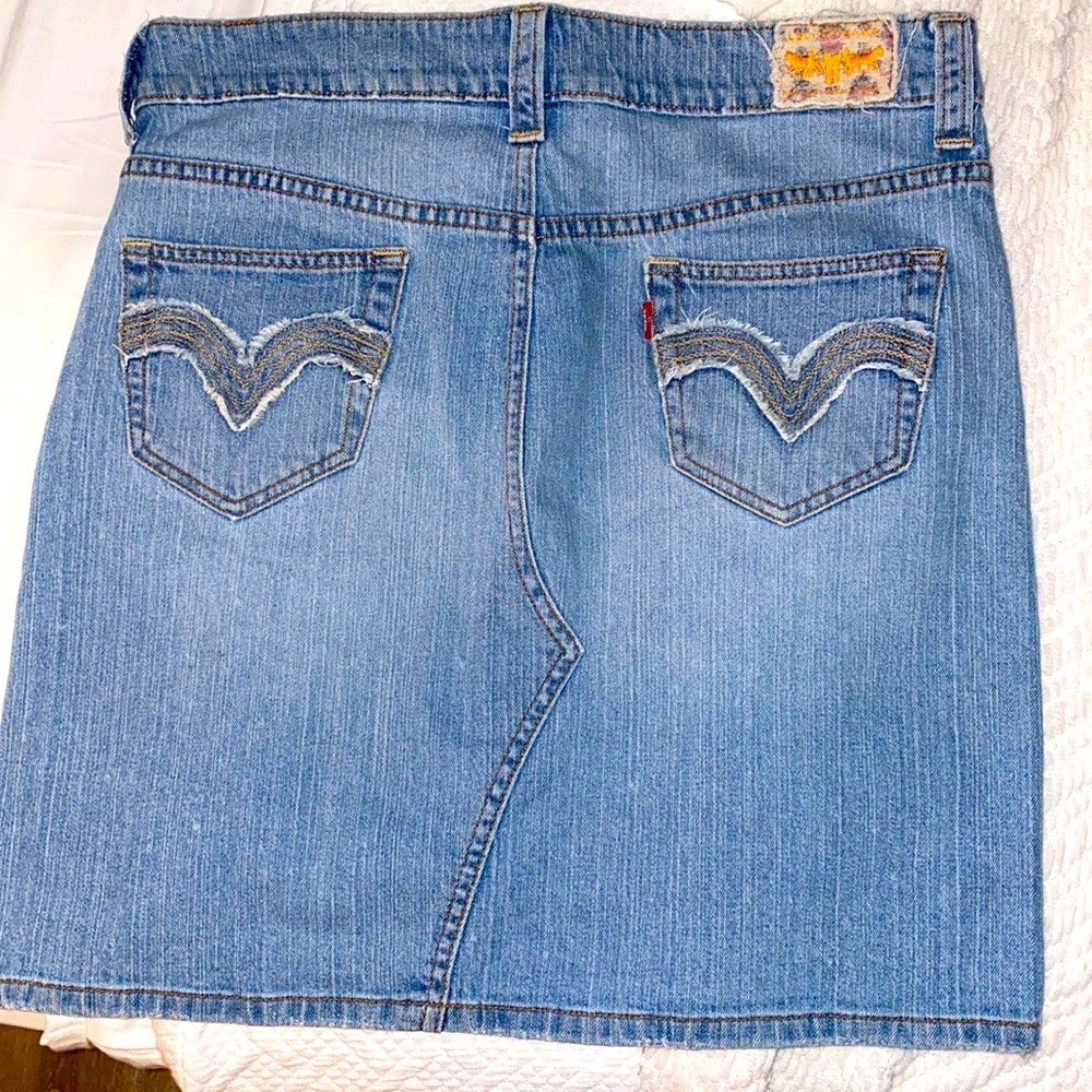 Levi’s skirt size 12 fits like a 10